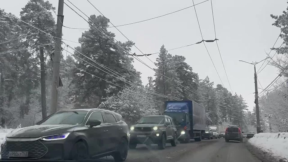 В зеленой зоне в сторону Комсомольского района большая пробка из-за ДТП: столкнулись легковой автомобиль и троллейбус