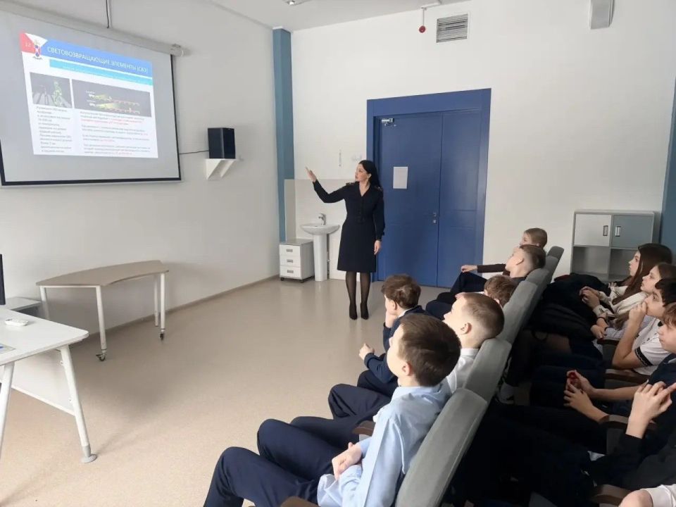 Сотрудники #ГосавтоинспекцииТольятти для старшеклассников провели урок безопасности в формате презентации