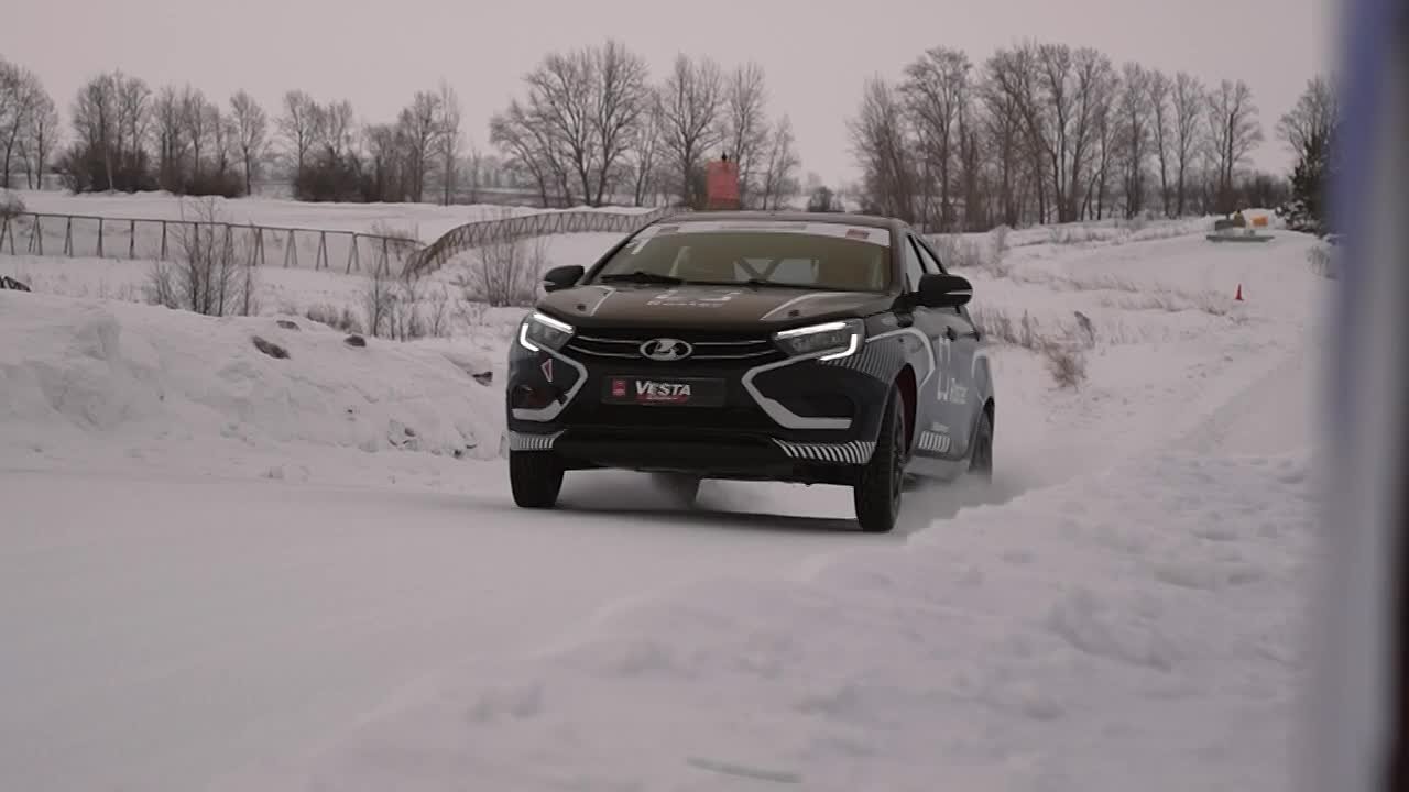 Илья Сухих: Автоспорт заряжает!. Не так давно попробовал свои силы в качестве пилота за рулём специальной версии LADA Vesta Sport