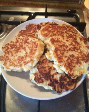 Необычные творожно-яблочные блины с корицей для вашего завтрака