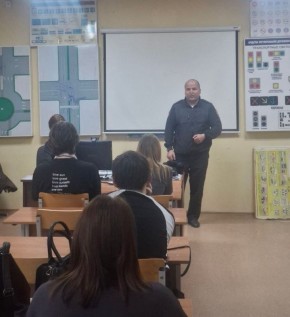 Сотрудники РЭО #ГосавтоинспекцииТольятти на постоянной основе проводят профилактическую работу в автошколах