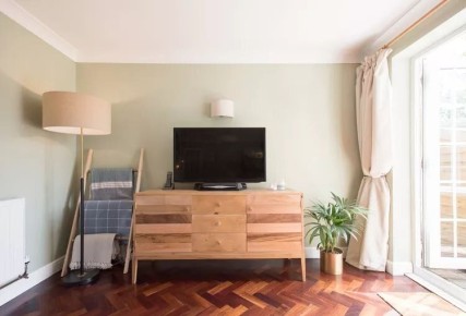 Как разместить телевизор с помощью стильного комода: советы для уютного интерьера