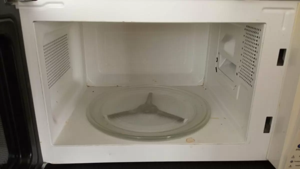 Легкие способы очистки микроволновки от жира, которые должен знать каждый домохозяйка