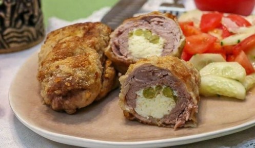 Сочные рулетики из свинины: моравский шницель с омлетом внутри