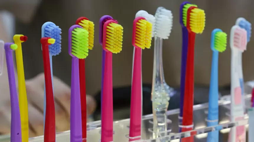 Почему важна регулярная замена зубной щетки?