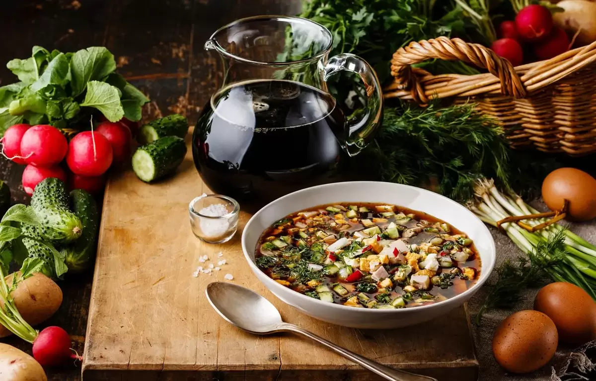 Как выбрать идеальную заправку для окрошки: квас, кефир или минералка?