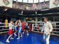 В глазах азарт и внимание! Ведь это не просто тренировка, а мастер-класс от именитого спортсмена, Олимпийского чемпиона по боксу Олега Саитова
