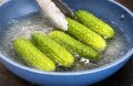 Как простое ошпаривание превращает огурцы в вкусный деликатес