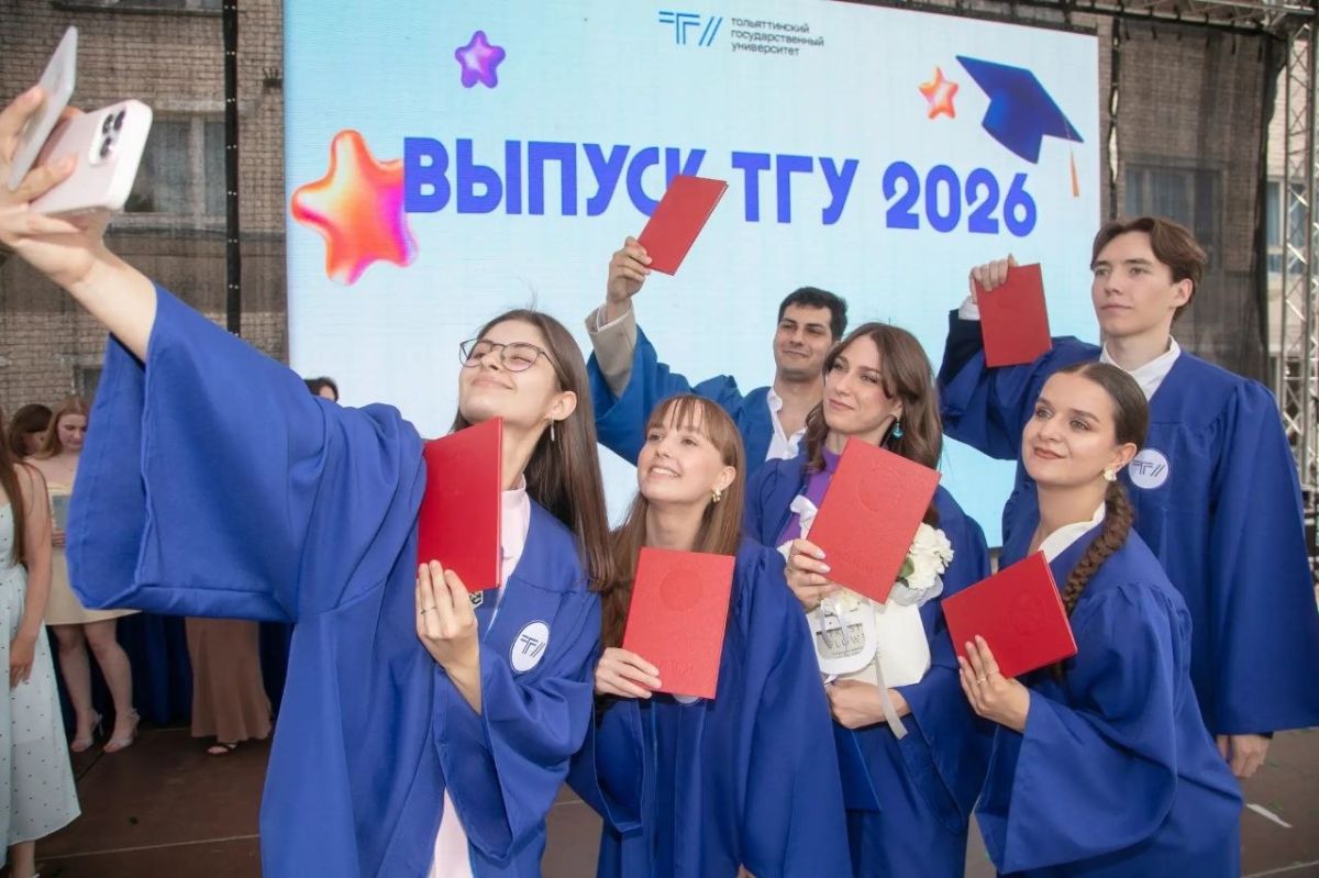 Юбилейный выпускной в ТГУ. Выпускникам Тольяттинского государственного университета вручили дипломы о высшем образовании, а наиболее отличившимся – медали губернатора, корпоративный знак «Зелёное яблоко», награды от... Юбилейный выпускной в ТГУ. Выпускникам Тольяттинского государственного университета вручили дипломы о высшем образовании, а наиболее отличившимся – медали губернатора, корпоративный знак «Зелёное яблоко», награды от...