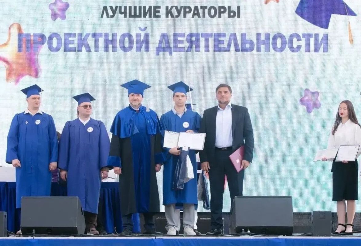 Юбилейный выпускной в ТГУ. Выпускникам Тольяттинского государственного университета вручили дипломы о высшем образовании, а наиболее отличившимся – медали губернатора, корпоративный знак «Зелёное яблоко», награды от... Юбилейный выпускной в ТГУ. Выпускникам Тольяттинского государственного университета вручили дипломы о высшем образовании, а наиболее отличившимся – медали губернатора, корпоративный знак «Зелёное яблоко», награды от...