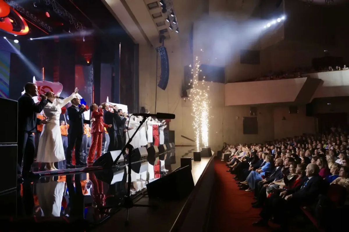 Вячеслав Федорищев вместе с Полномочным представителем Президента России в ПФО Игорем Анатольевичем Комаровым вручили награды сотрудникам АВТОВАЗа Вячеслав Федорищев вместе с Полномочным представителем Президента России в ПФО Игорем Анатольевичем Комаровым вручили награды сотрудникам АВТОВАЗа