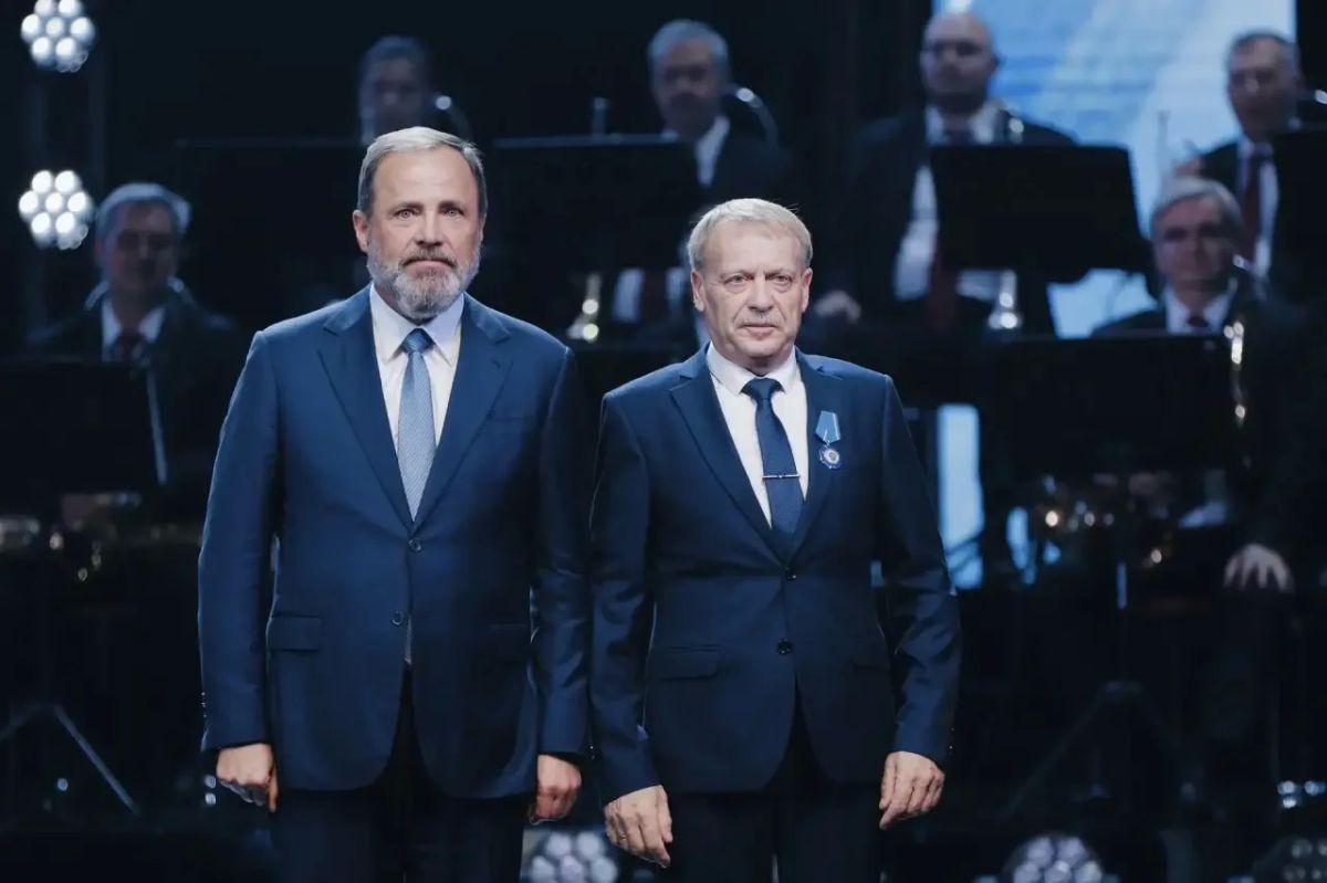 Вячеслав Федорищев вместе с Полномочным представителем Президента России в ПФО Игорем Анатольевичем Комаровым вручили награды сотрудникам АВТОВАЗа Вячеслав Федорищев вместе с Полномочным представителем Президента России в ПФО Игорем Анатольевичем Комаровым вручили награды сотрудникам АВТОВАЗа