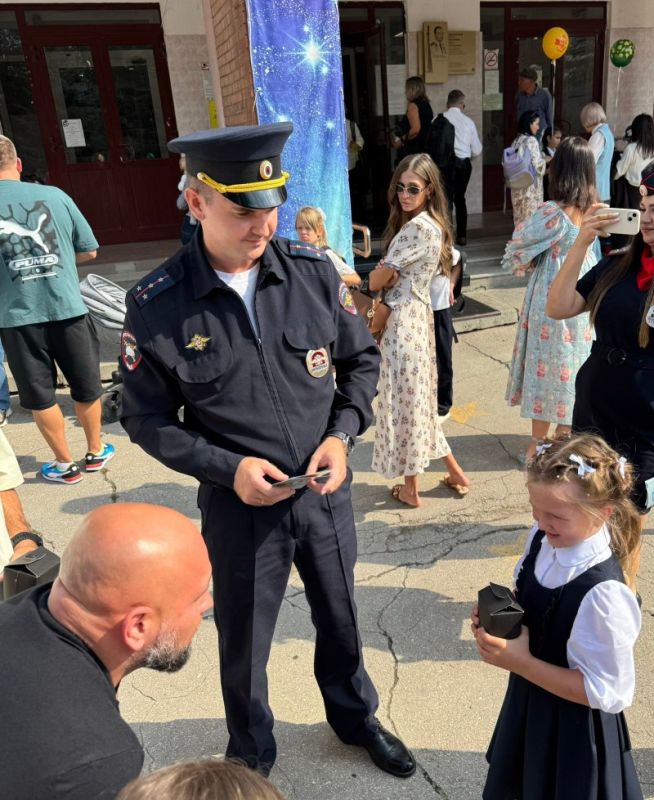 1 сентября сотрудники #ГосавтоинспекцииТольятти приняли участие в школьных линейках и напомнили детям о правилах безопасного поведения на дороге 1 сентября сотрудники #ГосавтоинспекцииТольятти приняли участие в школьных линейках и напомнили детям о правилах безопасного поведения на дороге