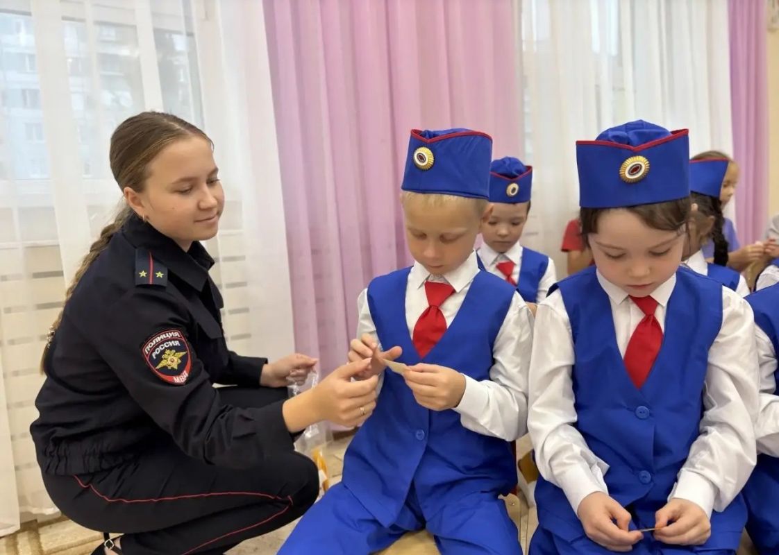 Сегодня в рамках акции «Водитель не спеши, шагают малыши!» сотрудники #ГосавтоинспекцииТольятти провели профилактическое мероприятие в детском саду 210 «Ладушки» Сегодня в рамках акции «Водитель не спеши, шагают малыши!» сотрудники #ГосавтоинспекцииТольятти провели профилактическое мероприятие в детском саду 210 «Ладушки»