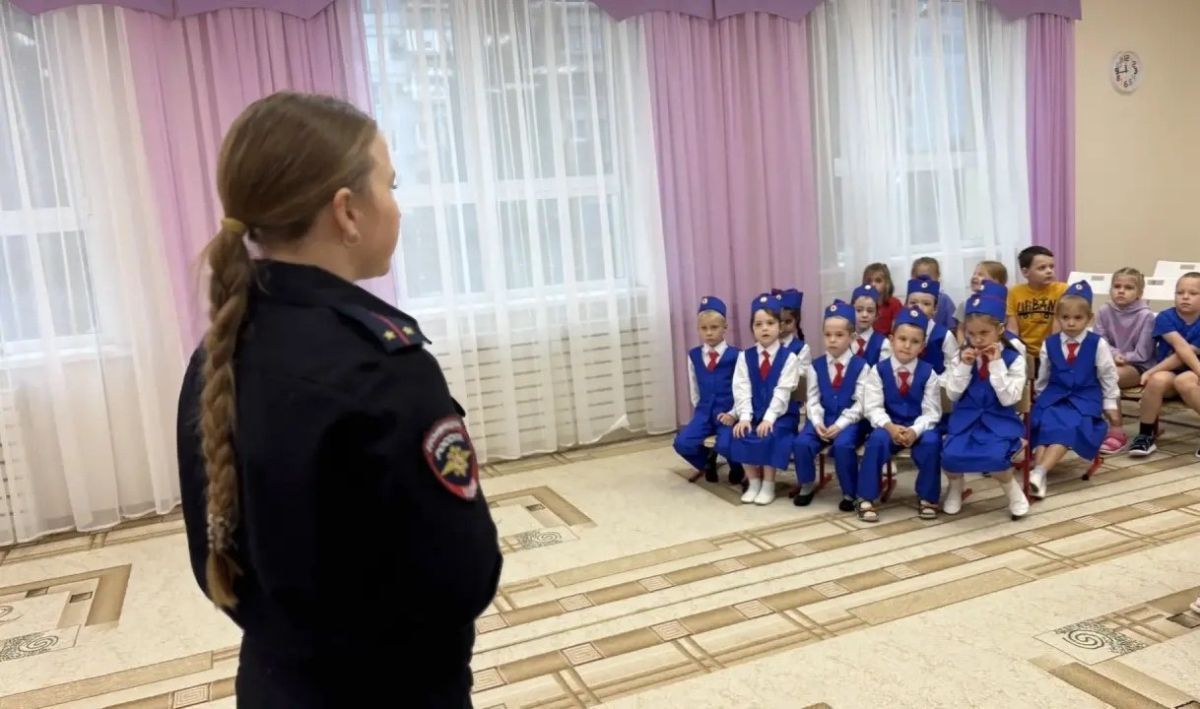 Сегодня в рамках акции «Водитель не спеши, шагают малыши!» сотрудники #ГосавтоинспекцииТольятти провели профилактическое мероприятие в детском саду 210 «Ладушки» Сегодня в рамках акции «Водитель не спеши, шагают малыши!» сотрудники #ГосавтоинспекцииТольятти провели профилактическое мероприятие в детском саду 210 «Ладушки»