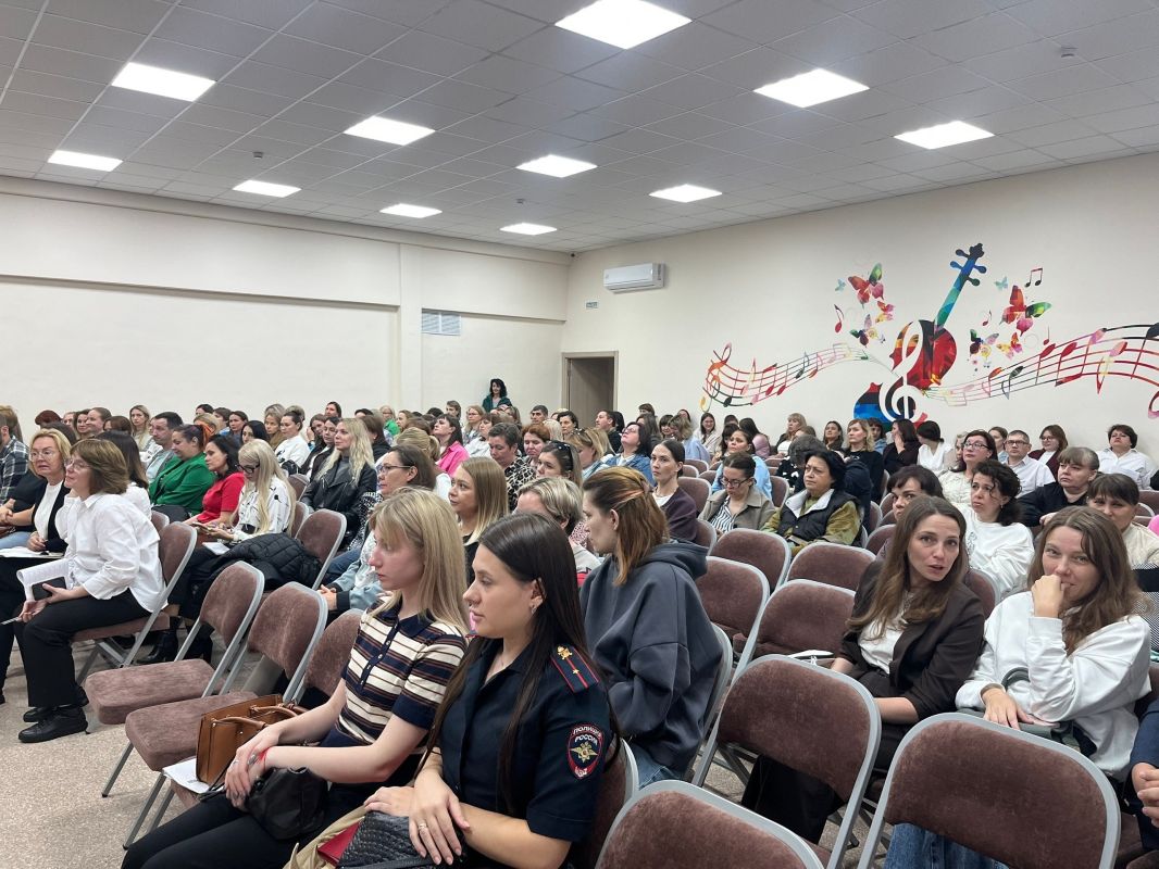 Сотрудники #ГосавтоинспекцииТольятти проводят профилактические беседы на родительских собраниях Сотрудники #ГосавтоинспекцииТольятти проводят профилактические беседы на родительских собраниях