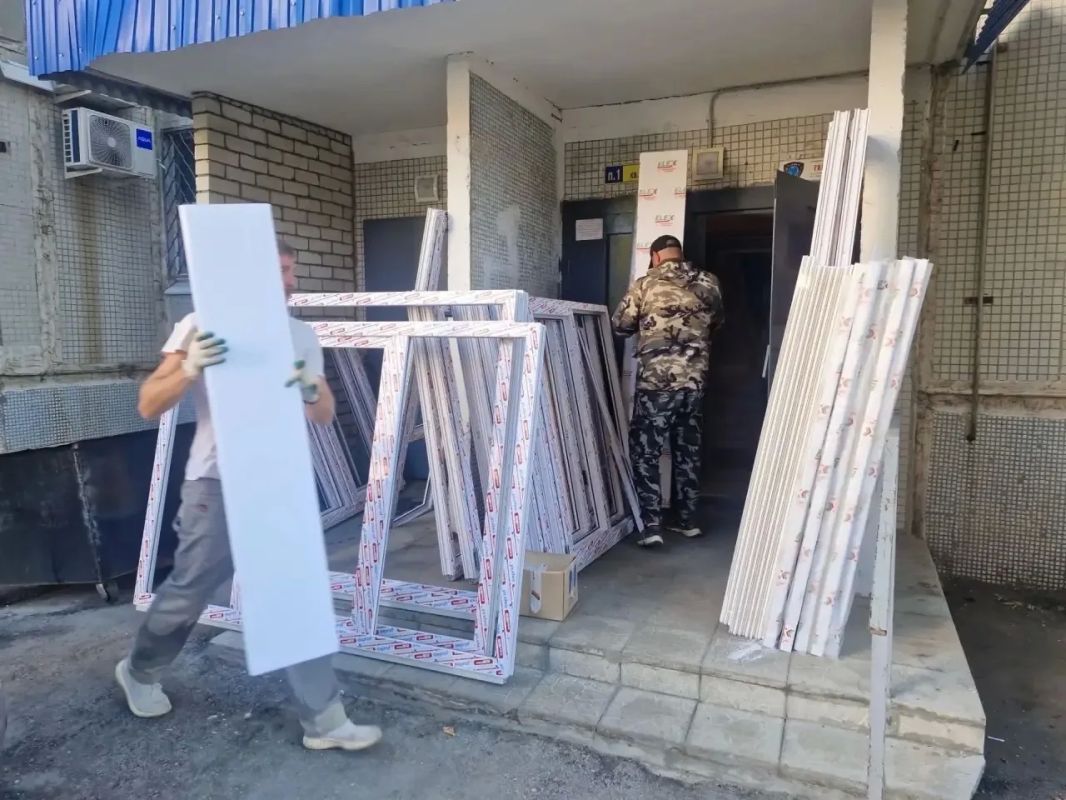 Илья Сухих: «Приступили к остеклению квартир, пострадавших в результате беспилотной атаки террористов ВСУ в прошлую субботу» Илья Сухих: «Приступили к остеклению квартир, пострадавших в результате беспилотной атаки террористов ВСУ в прошлую субботу»