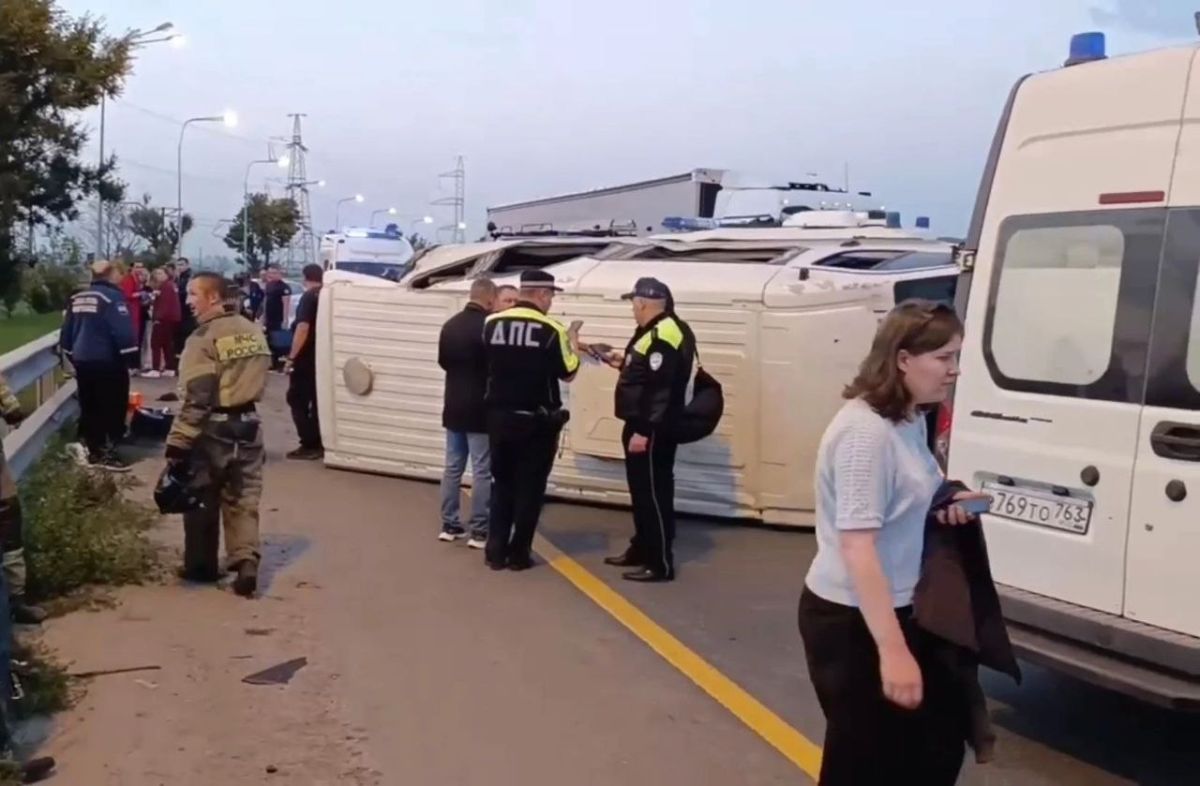 Взорвалось колесо, пострадали 16 человек: маршрутка с пассажирами перевернулась в Самарской области Взорвалось колесо, пострадали 16 человек: маршрутка с пассажирами перевернулась в Самарской области