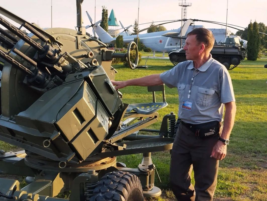 В речной порт Тольятти прибыл теплоход «Александр Фадеев» с делегацией ветеранов органов внутренних дел Свердловской области во главе с её председателем – полковником милиции в отставке Владимиром Ралдугиным В речной порт Тольятти прибыл теплоход «Александр Фадеев» с делегацией ветеранов органов внутренних дел Свердловской области во главе с её председателем – полковником милиции в отставке Владимиром Ралдугиным