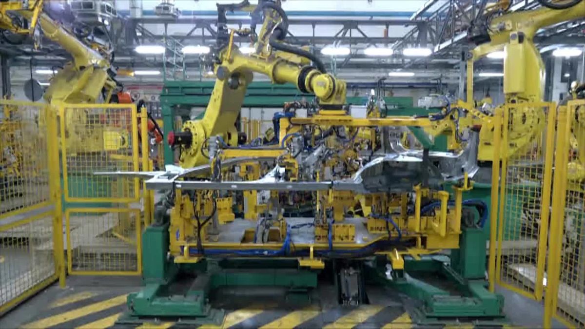 «АвтоВАЗ» начал серийное производство нового кроссовера Lada Azimut на площадке в Тольятти, передает корреспондент «Ъ» с церемонии запуска производства