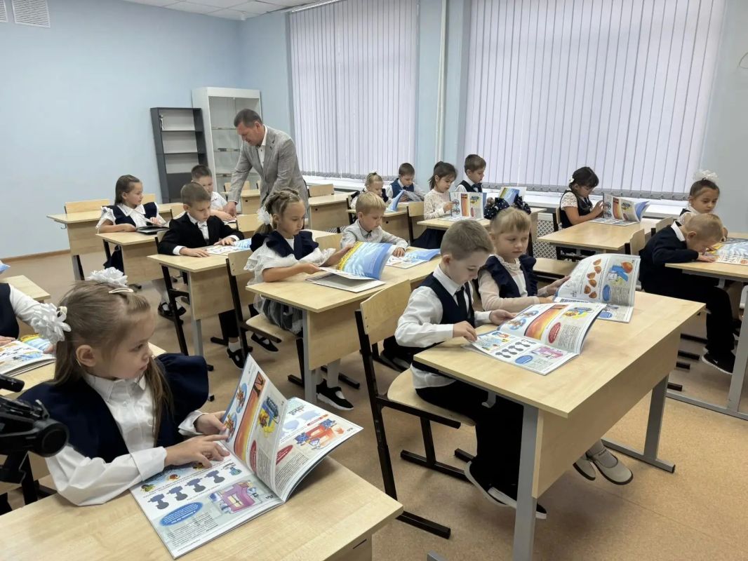 ТОАЗ подарил школе в Жигулёвске 128 новых стульев! ТОАЗ подарил школе в Жигулёвске 128 новых стульев!