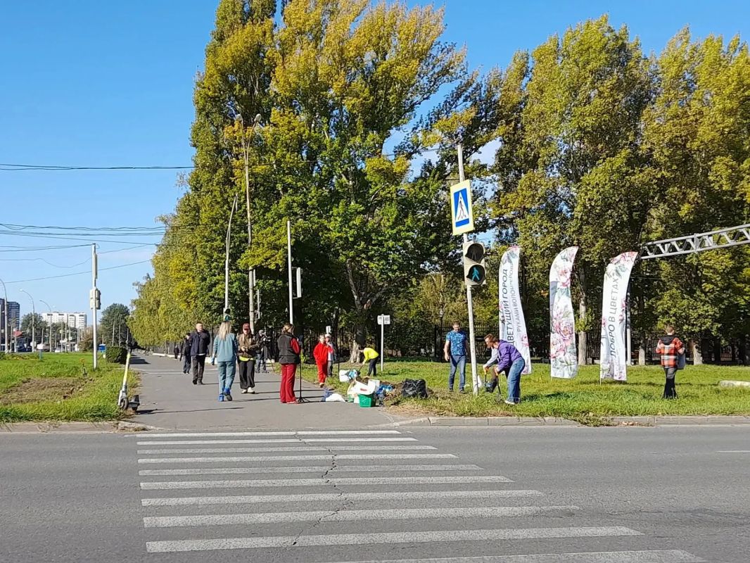 Пионовый рай! 200 пионов высадили сегодня на улице Юбилейной Пионовый рай! 200 пионов высадили сегодня на улице Юбилейной