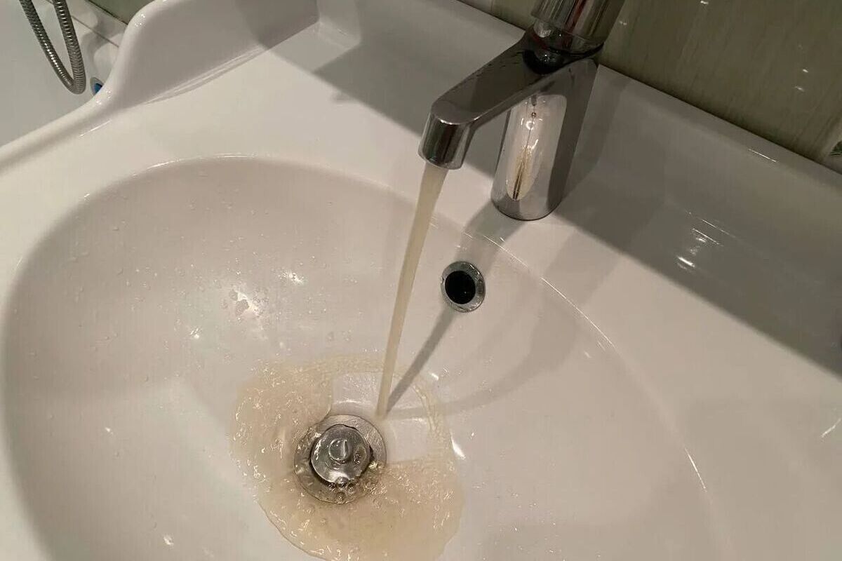 Ржавая вода из крана: кто отвечает за качество и куда жаловаться