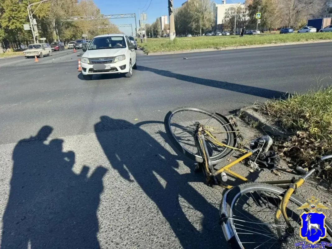 Полицейские работали на месте дорожно-транспортного происшествия в Тольятти Полицейские работали на месте дорожно-транспортного происшествия в Тольятти