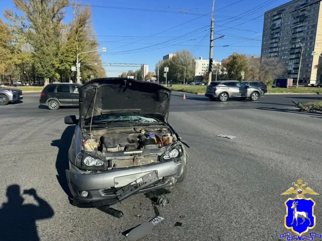 Полицейские работали на месте дорожно-транспортного происшествия в Тольятти Полицейские работали на месте дорожно-транспортного происшествия в Тольятти