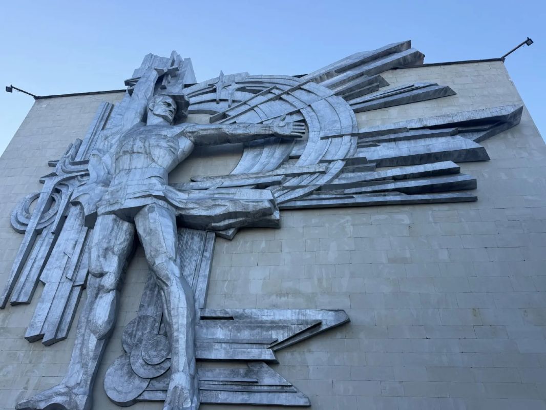 #вОБЪЕКТиве. Дворец культуры «Тольятти» продолжает преображаться! В этом году здесь отремонтировали и покрасили фасад, теперь он приобрел теплый оттенок, который был согласован с дизайнерами компании «БЕРСО» и Центра... #вОБЪЕКТиве. Дворец культуры «Тольятти» продолжает преображаться! В этом году здесь отремонтировали и покрасили фасад, теперь он приобрел теплый оттенок, который был согласован с дизайнерами компании «БЕРСО» и Центра...