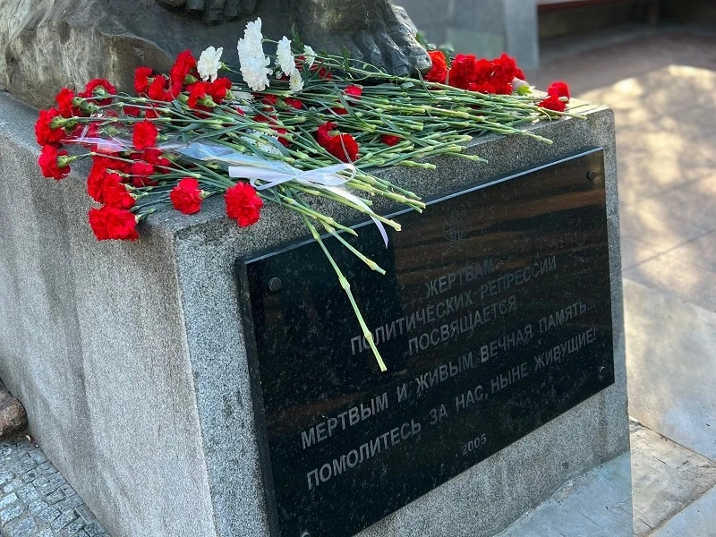 В Тольятти возложили цветы к памятнику жертвам политических репрессий
