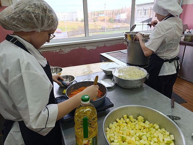 Студенты Поморья готовят борщ для военнослужащих, используя современные технологии