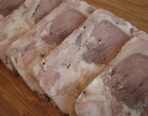 Уютный вкус домашней ветчины: свиная рулька и язык