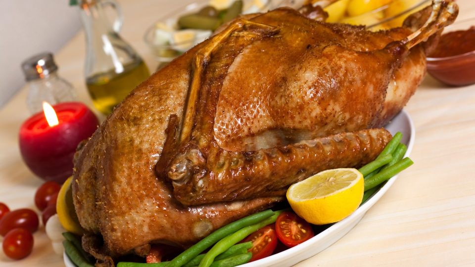 Нежное мясо и хрустящая корочка гарантированы: идеальный рецепт сочного гуся в духовке