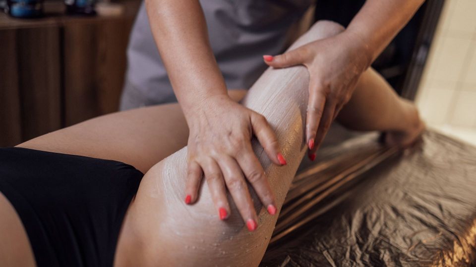 Зря многие женщины не наносят крем на эти участки тела: кожа сходит, как у змеи