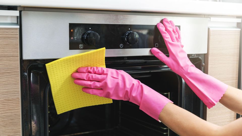 Жир с духовки уйдет моментально и без трения: нанесите эту пасту на стенки