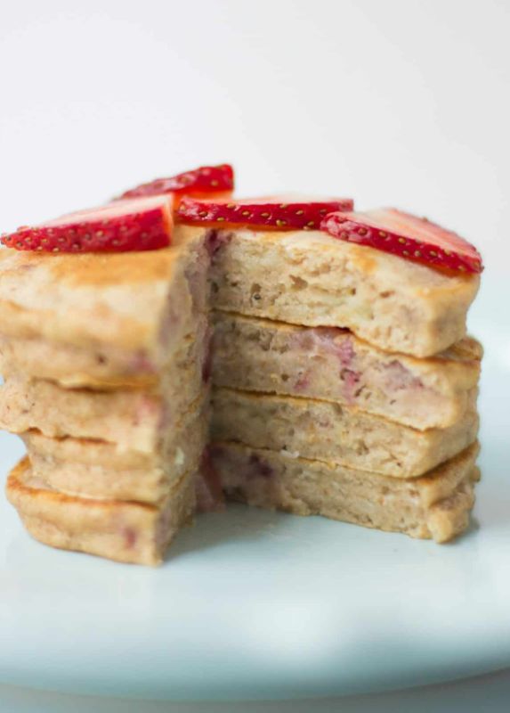 Лёгкие клубнично-банановые панкейки без сахара для всей семьи