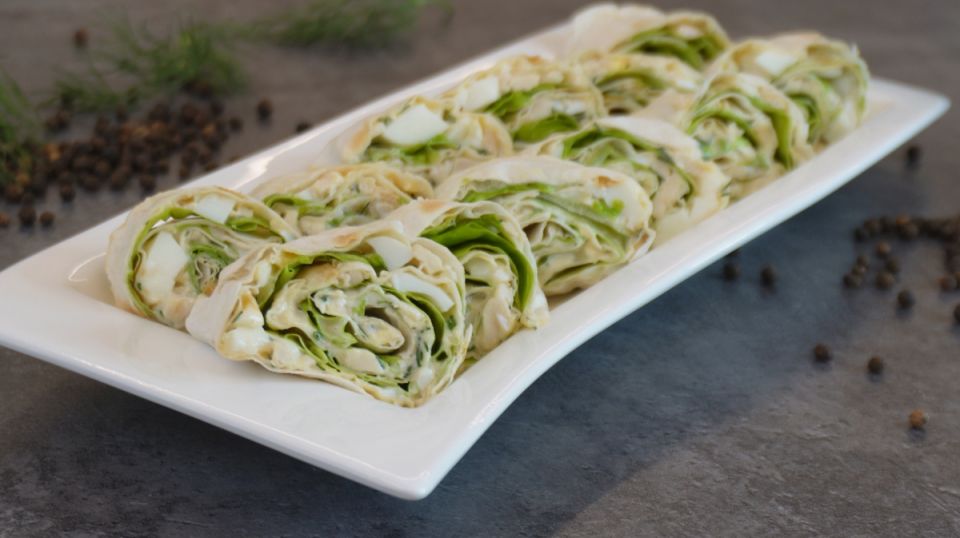 Как ловко собрать лаваш?рулет из печени трески и яиц за пару минут