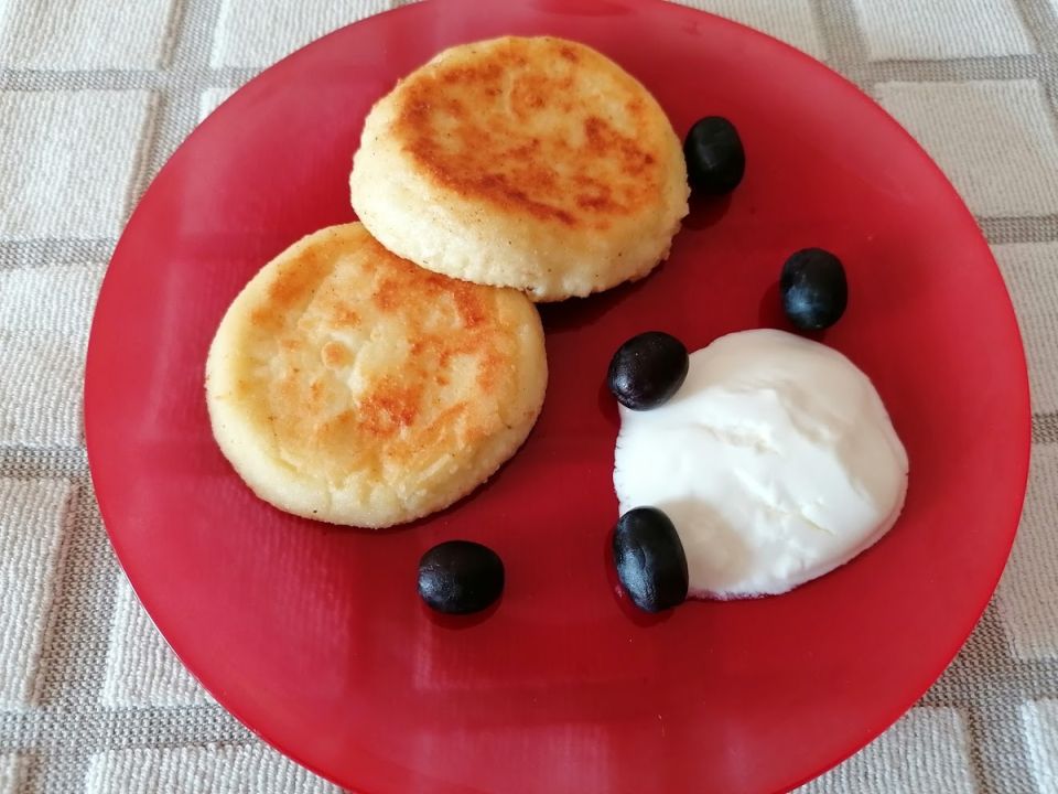 Как приготовить нежные сырники для идеального завтрака