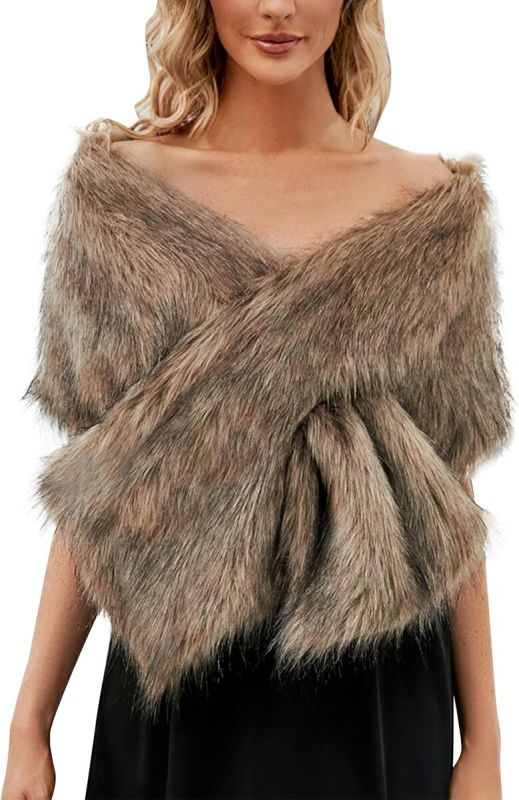 Модный хит зимы: как стильно носить меховой шарф